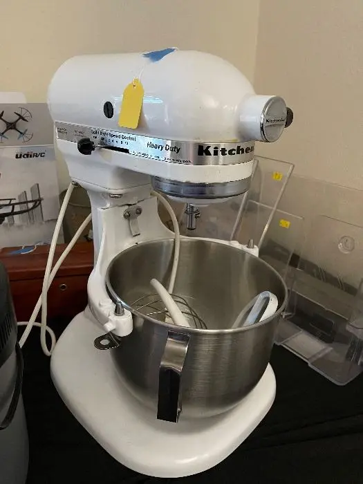 Wow!  Lovely kitchenaide mixer-just in time for the holidays! -- estate sale in Tempe, AZ